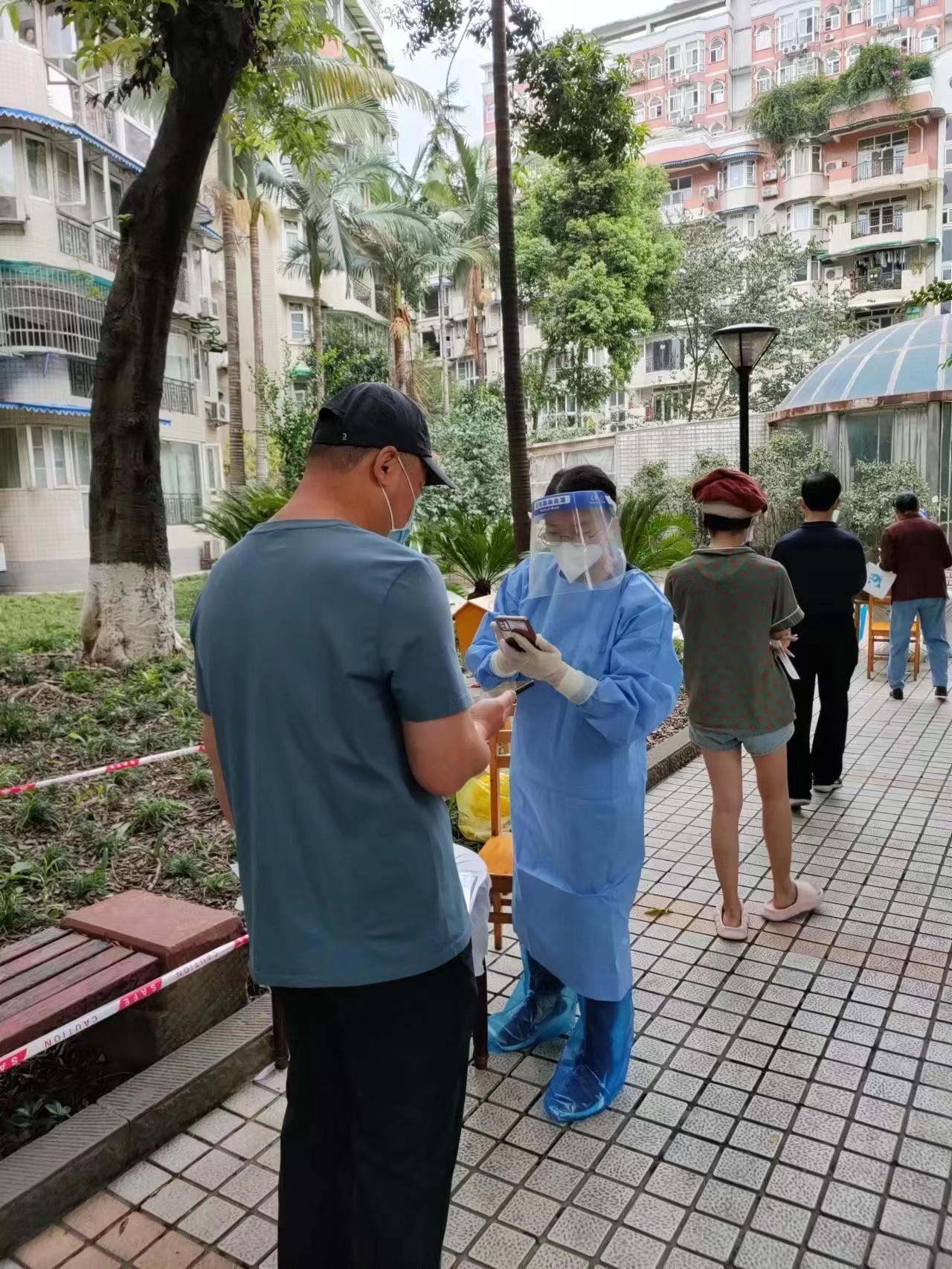 2022.9.4現(xiàn)代農(nóng)擔黨支部組織委員、副總經(jīng)理高洪燕在所住小區(qū)（武侯區(qū)雙楠花園）協(xié)助社區(qū)核酸檢測登記、掃碼工作 (2)