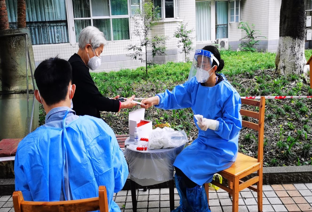 2022.9.4現(xiàn)代農(nóng)擔(dān)黨支部組織委員、副總經(jīng)理高洪燕在所住小區(qū)（武侯區(qū)雙楠花園）協(xié)助社區(qū)核酸檢測(cè)登記、掃碼工作