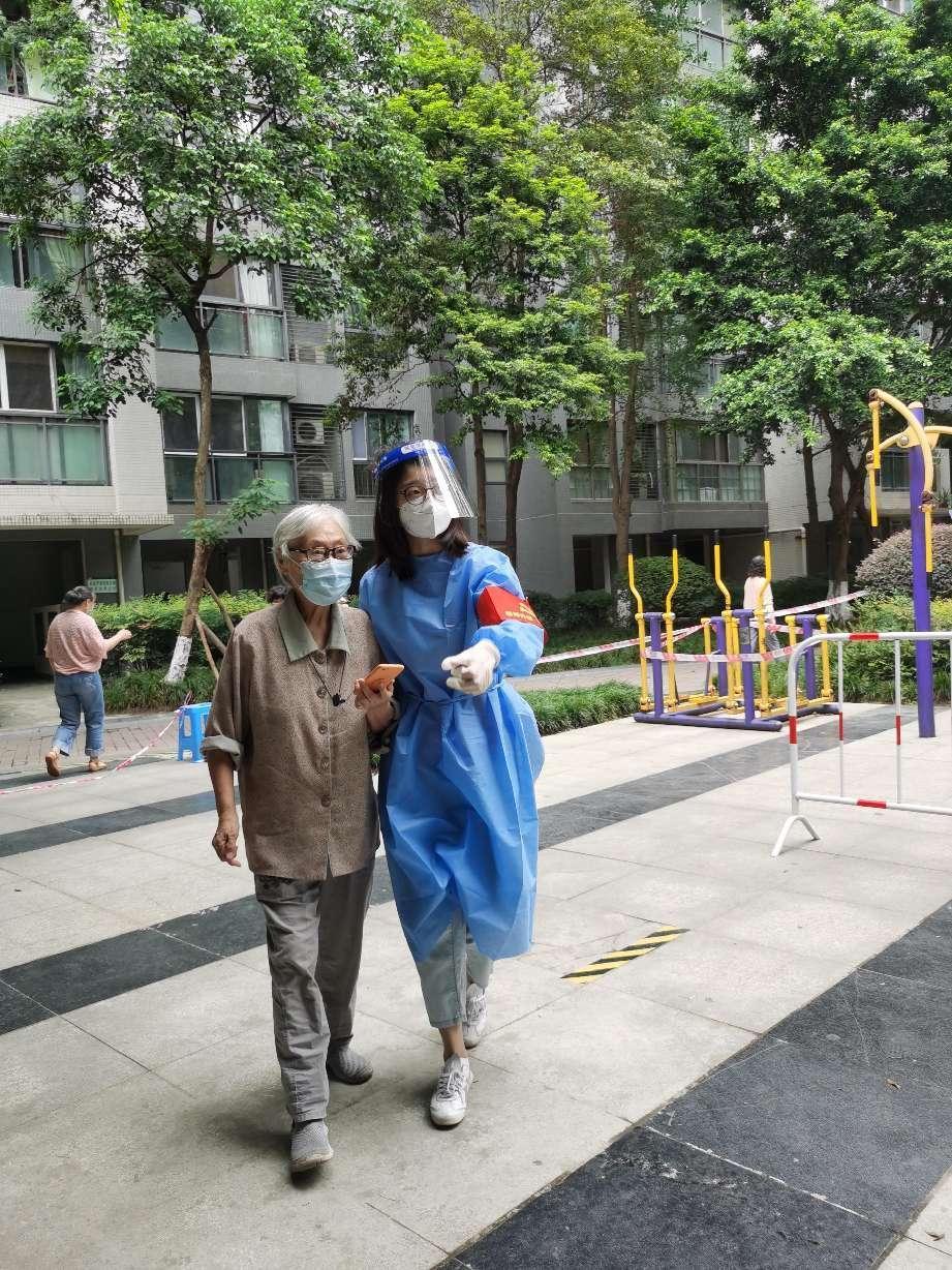 2022.9.5綜合辦公室行政文秘何彥同志（預備黨員）參與營門口街道銀桂社區(qū)所住小區(qū)（金牛區(qū)華宇錦城名都）協(xié)助核酸檢測秩序維護、負責幫助參加核酸的有困難老人、孩童 (1)