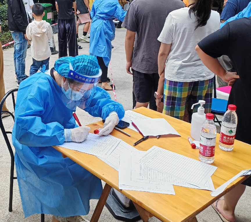 2022.9.4現(xiàn)代農(nóng)擔(dān)綜合辦公室行政主管王雨曦參與金泉街道金橋社區(qū)所住小區(qū)（金牛區(qū)保利國(guó)賓首府）核酸檢測(cè)掃碼登記工作 (3)(1)