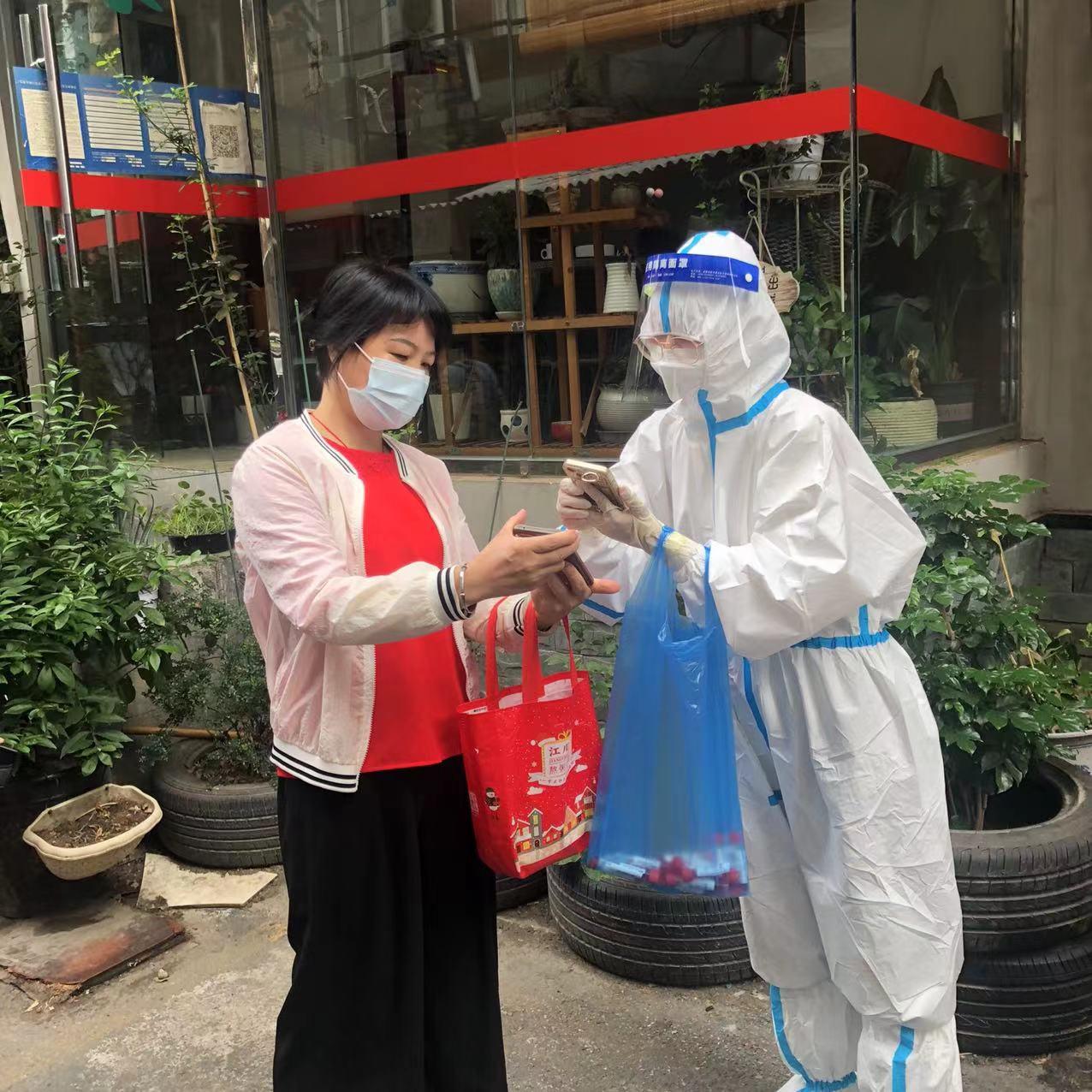 9月5日上午，擔保業(yè)務二部鄒杰（入黨積極分子）到崇德里社區(qū)報道，經(jīng)過崗前培訓后，投入到核酸檢測掃碼錄入工作（1）